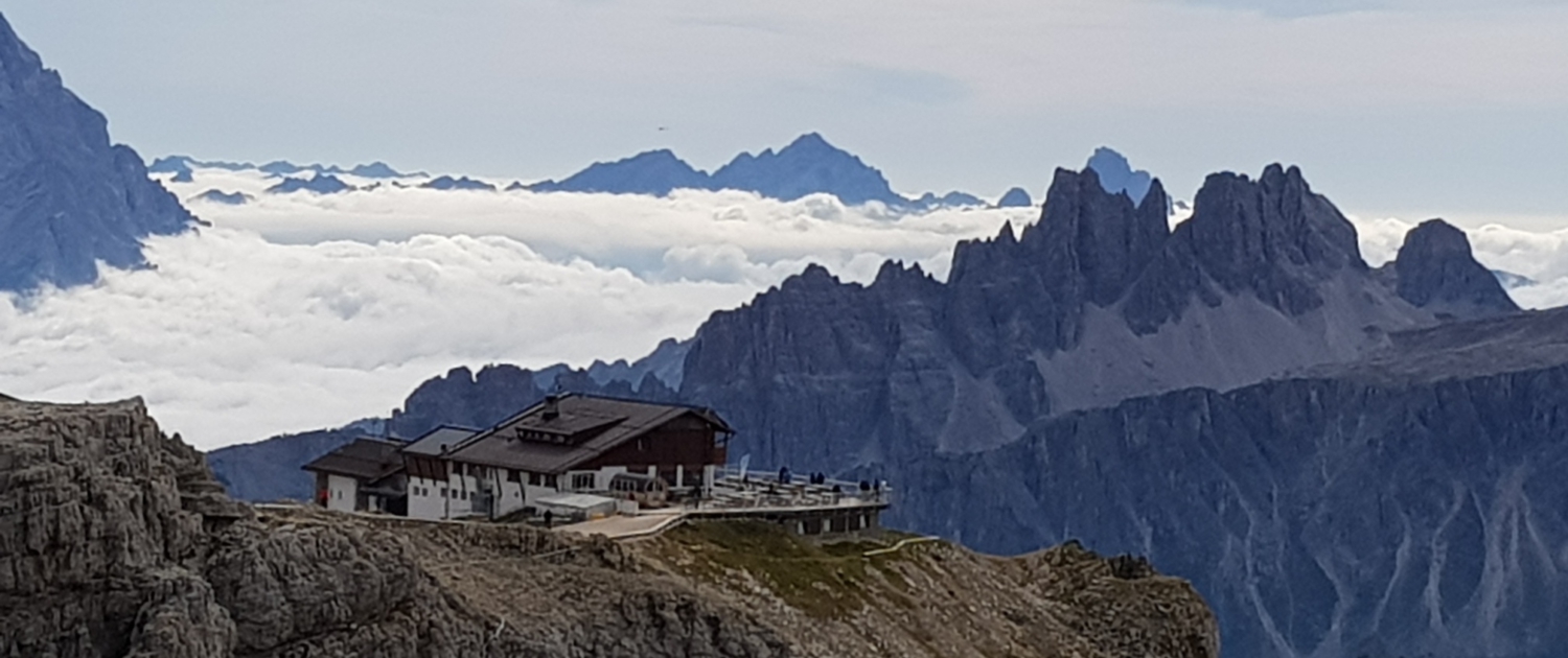 Lagazuoihütte (2.778 m) über dem Falzaregopass