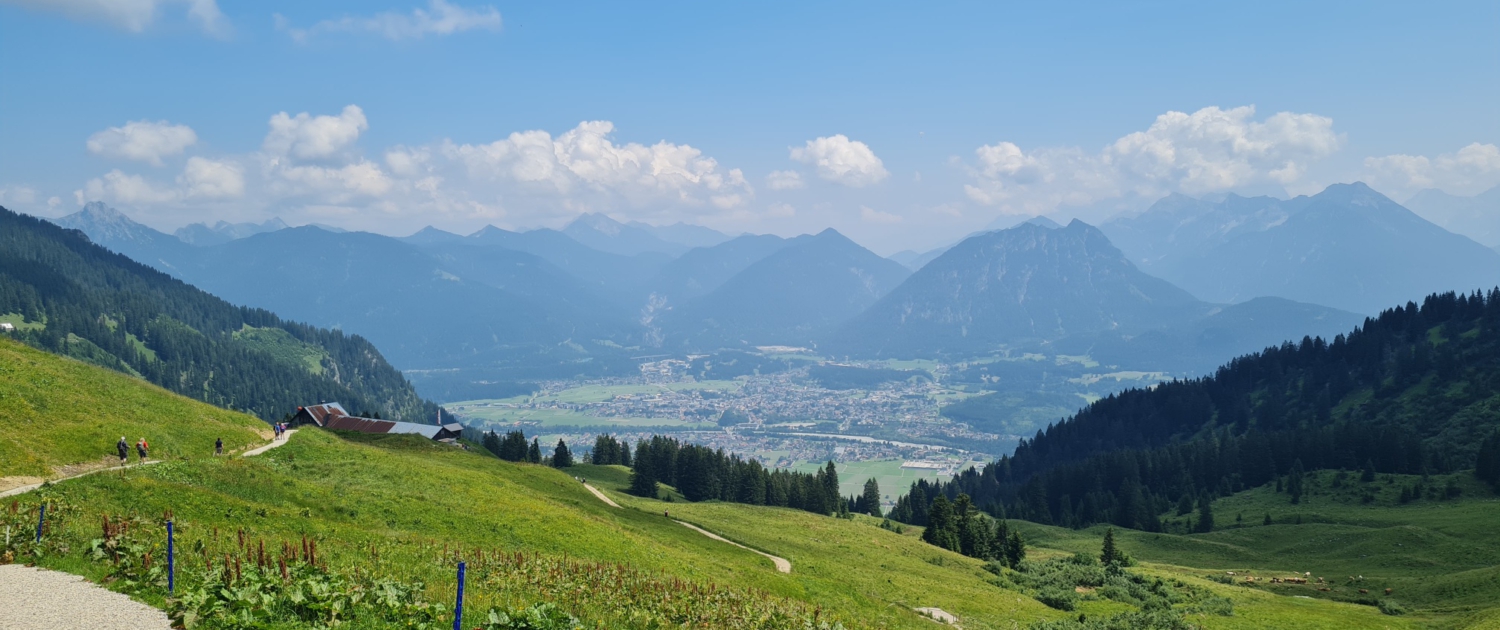 Wanderung Richtung Hahnenkamm - Blick auf Höfen und Reutte