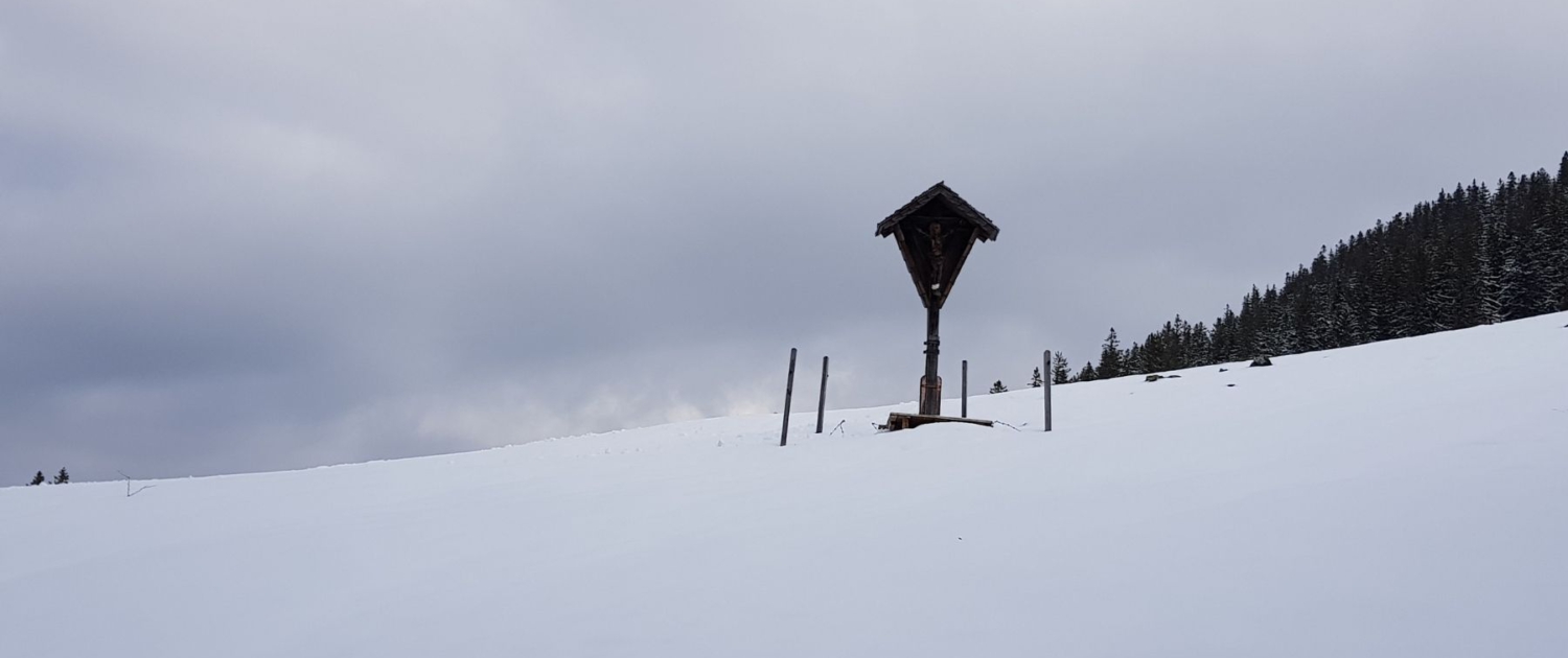 Winterwanderung Bodenschneid: Einsames Kreuz auf der Bodenalm