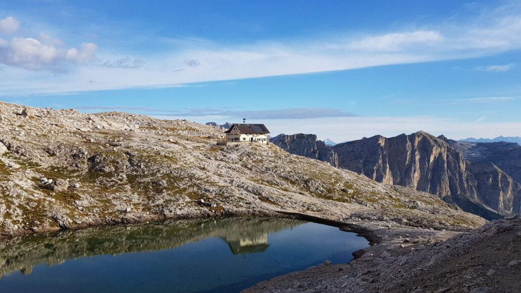 Dolomitenhöhenweg Nr. 2 - Pisciaduhütte am frühe Morgen