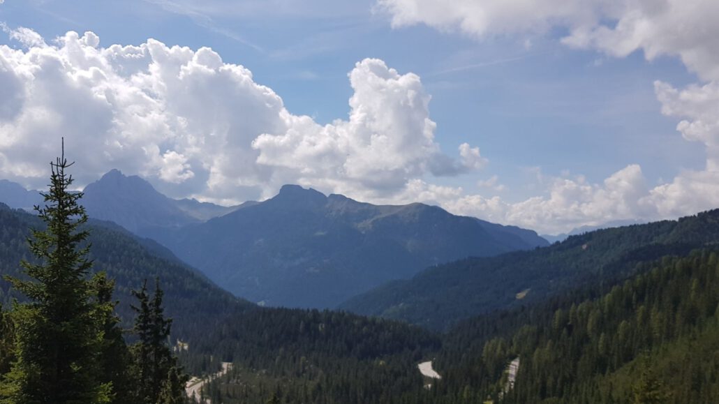 Dolomitenweg Nr. 2 - Abstieg zum Sellapass