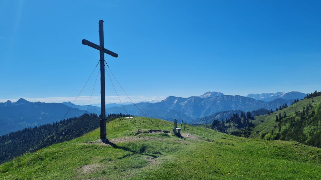 Wanderung auf den Hirschberg - Blick auf das Gipfelkreuz Kratzer