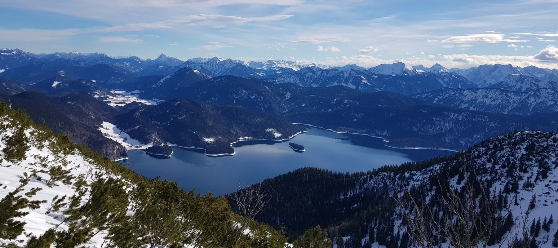 Mit Schneehschuhen auf den Herzogstand: Blick auf Walchensee