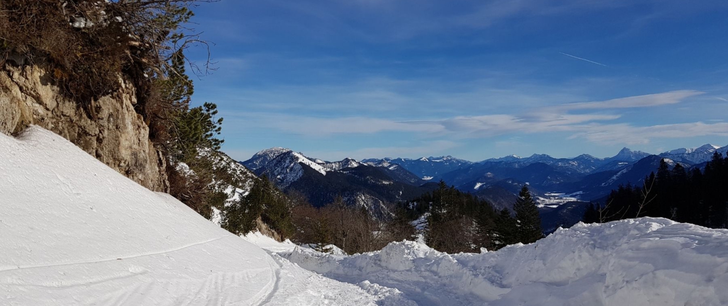 Abstieg vom Herzogstand im Schnee