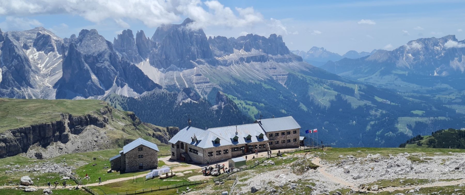 Wandern auf den Schlern - Schlernhaus mit Blick zum Rosengarten