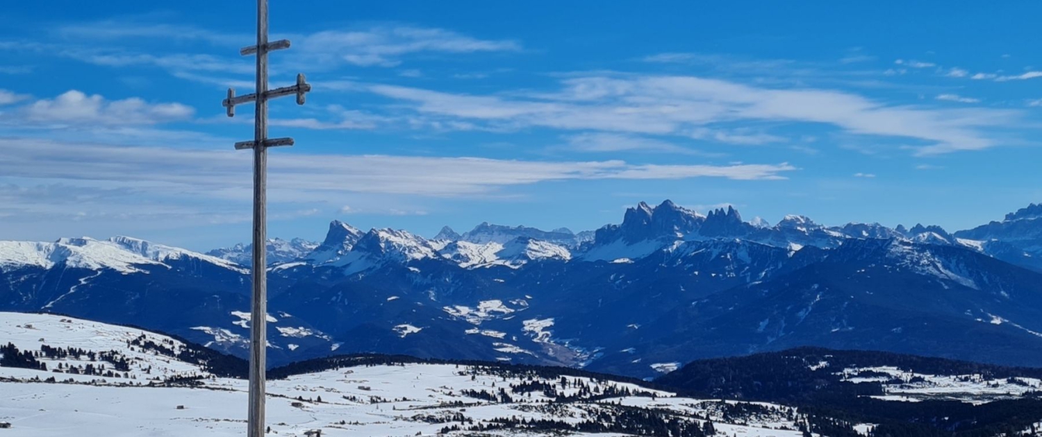 Winterwanderung Totenkirchl - Wetterkreuz auf dem Totenrücken und Blick auf Dolomiten