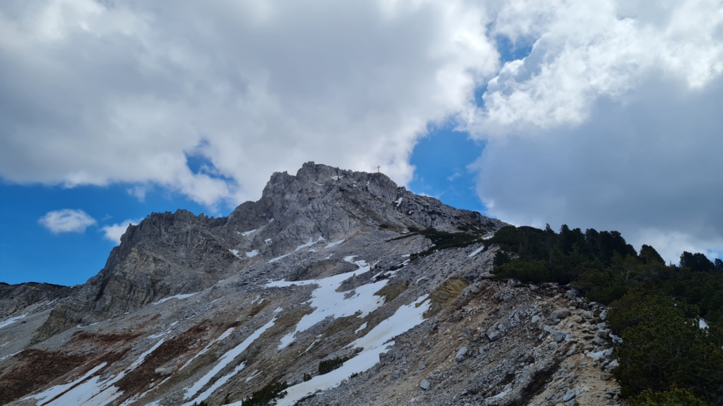 Wanderung auf das Weißhorn: Blick auf den felsigen Gipfelaufbau
